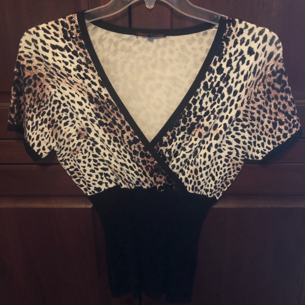 Short sleeve leopard print top.